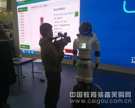 智能佳第四代多功能服务机器人亮相青海 智能佳第四代多功能服务机器人亮相青海