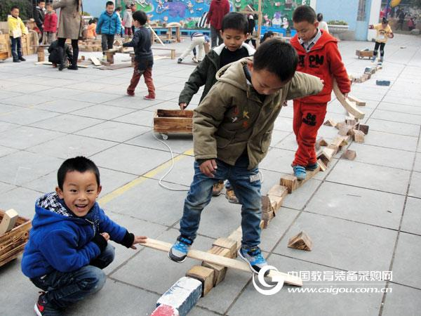 安吉游戏与户外自然游戏有何区别?