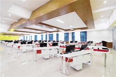 郑州一高校教学楼科技感十足走红网络