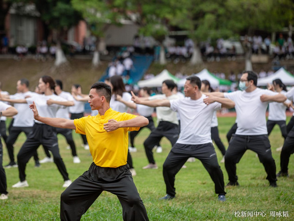 广州华商职业学院万名师生一同参与趣味运动会