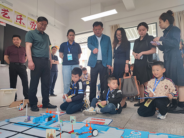 镇江市第十届青少年机器人科技竞赛暨科技进校园活动在句容举行
