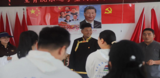 共繪民族團結新篇章——村書記走進課堂寄語青年學子