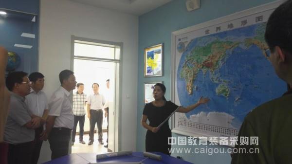 晉中市委領導參觀榆次九中地理教室