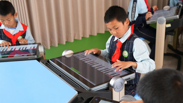 黃仁勛預言錯了?教育機器人的未來竟是一張‘桌子’!”