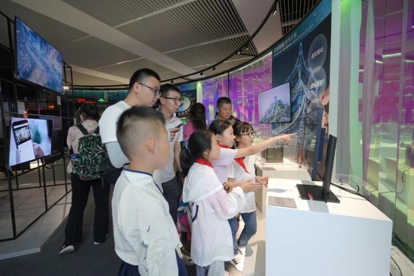 突破視覺極限，聯想裸眼3D顯示器亮相設計制造大獎成果展
