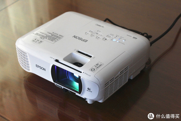 年輕人的家里都應該有一臺巨屏高清看片神器，愛普生CH-TW610投影機上手體驗！