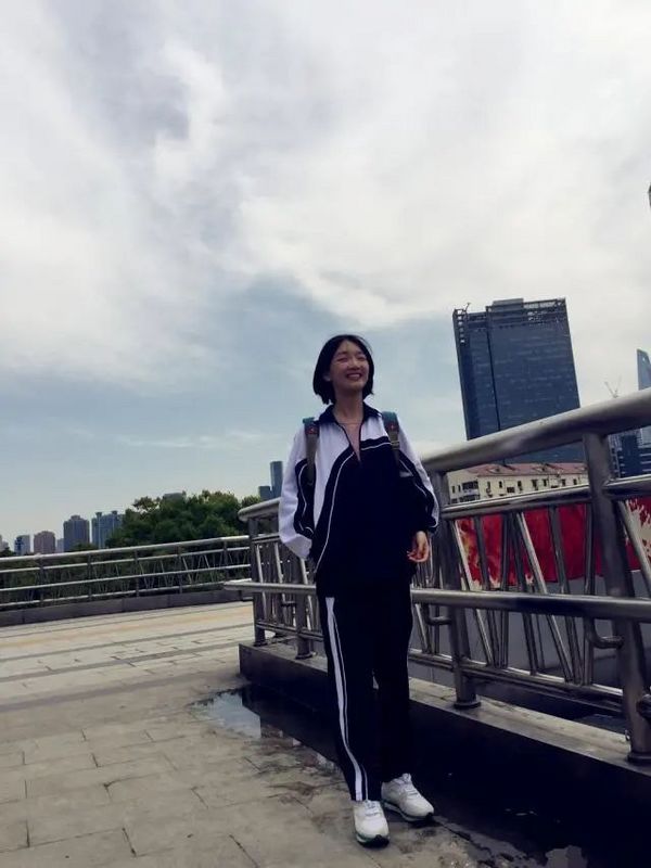 深圳校服被譽為校服屆“顏王”，王源周冬雨都穿過
