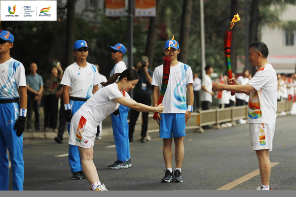 成都第31屆世界大學生夏季運動會火炬傳遞成都站首日活動圓滿成功