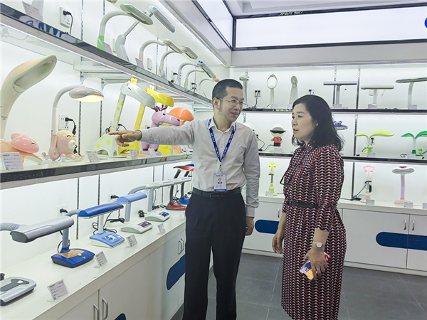國際照明委員會副主席、同濟大學教授郝洛西一行蒞臨冠雅照明參觀指導