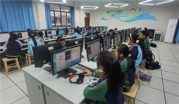 学校的机房快要坐不下了,广西南宁市银岭小学如何开展人工智能教育?