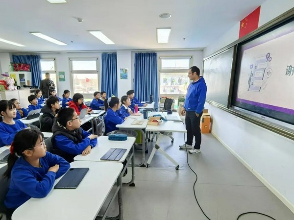“AI原理+行業應用+AIGC體驗”中小學人工智能課程示范課活動在京開展