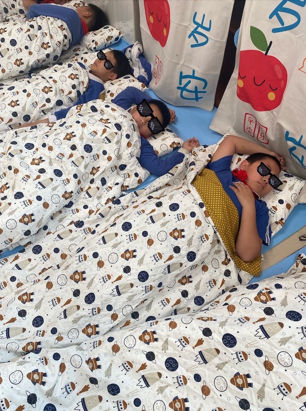 深圳学校为孩子午休“平躺睡”出新招，温暖又舒适