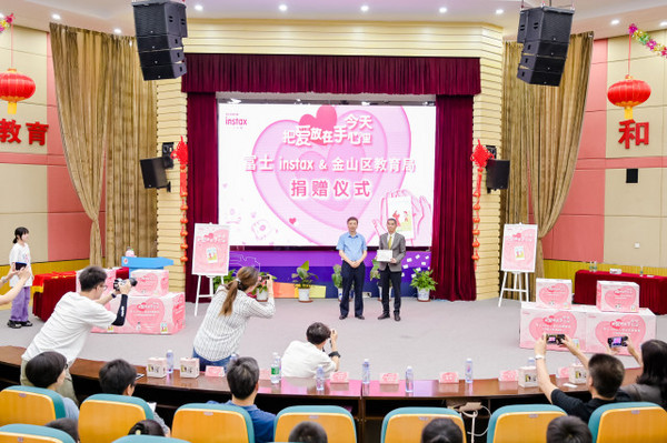 豐富鄉鎮校園生活，拓展攝影愛好，富士向金山教育局捐贈拍立得相機