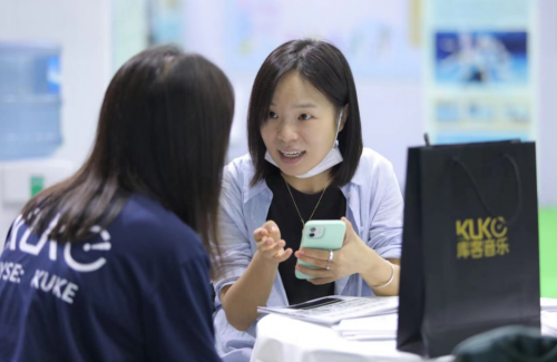 庫客音樂亮相中國國際教育品牌博覽會，智能音樂鋼琴產品獲關注