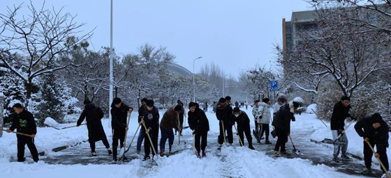 遼寧科技學院機械工程學院學生黨員義務掃雪