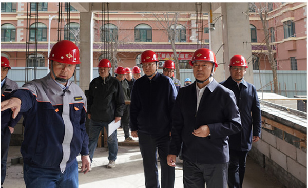 渤海大学领导到滨海校区新建学生宿舍楼施工现场指导工作