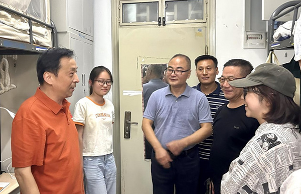 湖北美術學院紀委書記張以林帶隊走訪2024級新生宿舍