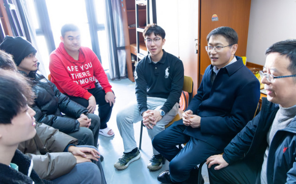 浙江海洋大學校長武傳宇走訪研究生宿舍