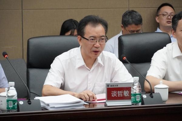南京大學國家級實驗教學示范中心階段性總結入?？疾旃ぷ黜樌瓿?/></p><p>　　鄒亞軍向考察組介紹了南京大學實驗教學示范中心建設基本情況，學校共有8個國家級實驗教學示范中心、3個國家級虛擬仿真實驗教學中心、11個省級實驗教學示范中心。近年來在“三三制”本科教學改革引領下，倡導“以學生發展為中心”，把實驗教學工作放在突出位置，蘇州校區的高標準建設和啟用也將為未來發展注入新的活力。</p><p style=