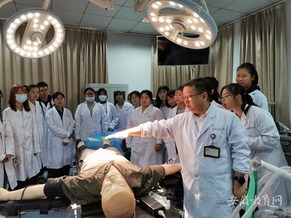 皖南医学院课堂连线手术室开展远程示教推进早临床早教学
