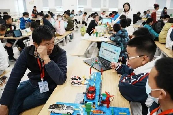 苏州市吴中区第五届创客、人工智能、机器人竞赛及优秀自制玩教具评选活动顺利举行