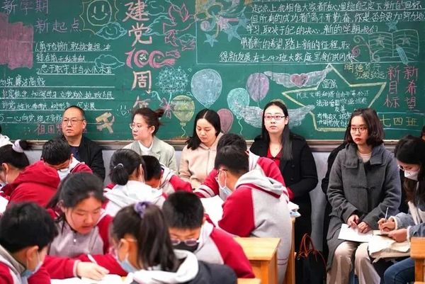 徐州市召開市區初中信息賦能智慧課堂應用研討會