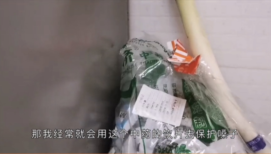 1個老師2臺電腦10萬學子，作業幫直播課湖北籍老師拼全力助中考