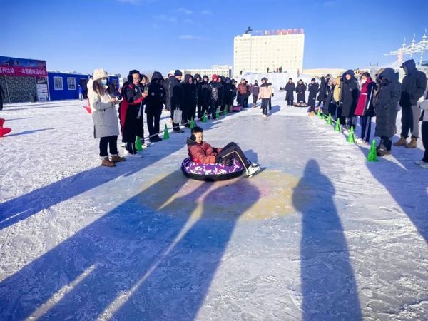 内蒙古锡林浩特：冰雪趣味运动会让学生走出教室感受冰雪文化