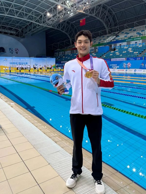 东南大学运动员李桦均勇夺学青会男子乙组1500米自由泳冠军