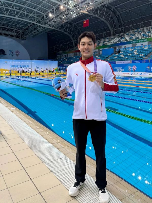 東南大學運動員李樺均勇奪學青會男子乙組1500米自由泳冠軍
