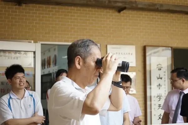 专家调研指方向，科学教育赋能——全国中小学科学教育实验区专家莅临容山中学调研指导