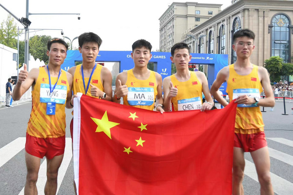 吉大學子馬瑞和隊友獲成都大運會男子半程馬拉松團體賽銀牌
