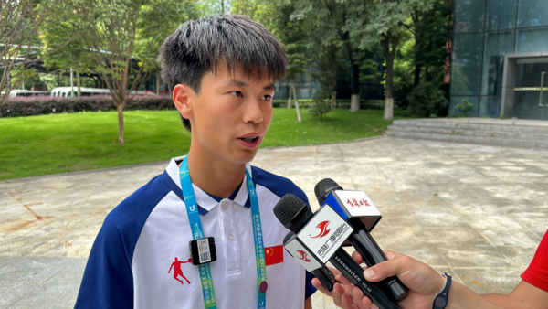 吉大學子馬瑞和隊友獲成都大運會男子半程馬拉松團體賽銀牌