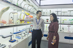 國際照明委員會副主席、同濟大學教授郝洛西一行蒞臨冠雅照明參觀指導