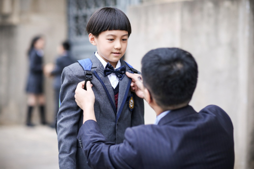 地球都要流浪了,中国学生依旧没能穿上好看的校服